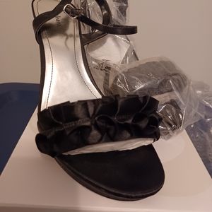 Womens heel pump